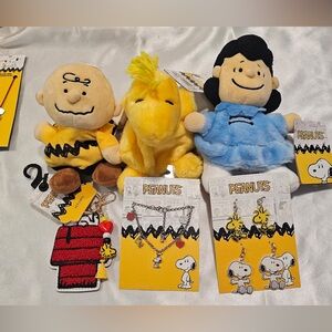 Peanuts Palm Pals Plush & Jewelry Gift Set